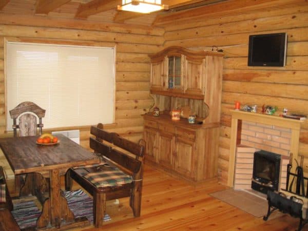 деревянная комната отдыха с кухней