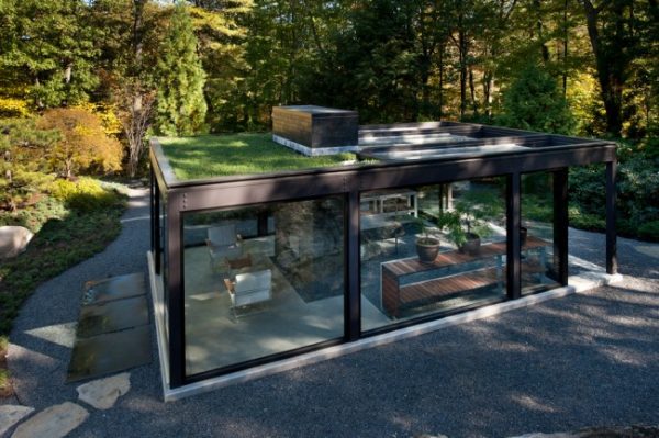 летняя кухня на даче со стеклянными стенами