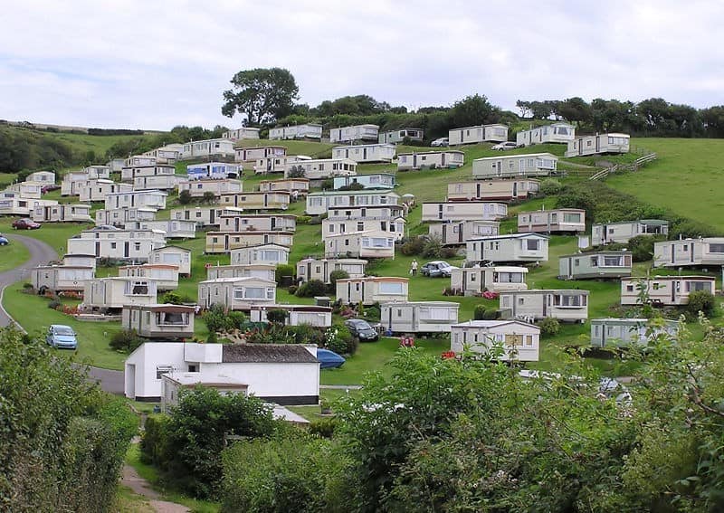 Поселок отдыха из английских мобильных домиков фото