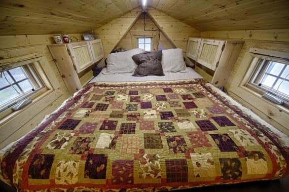 пример уютной спальнив интерьере небольшого дома