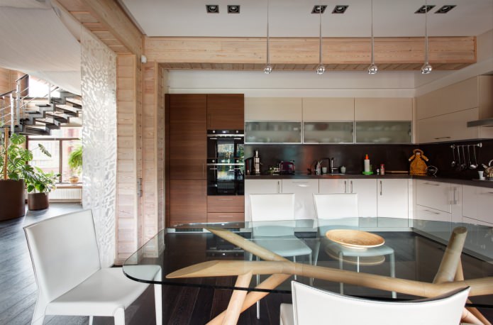 кухня-столовая в дизайне деревянного дома из бруса