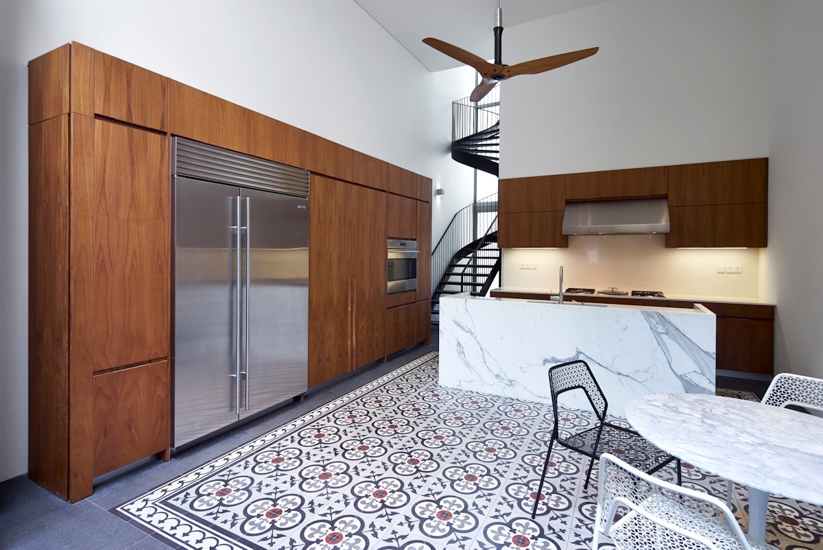 Современный дизайн интерьера кухни особняка 17 BR