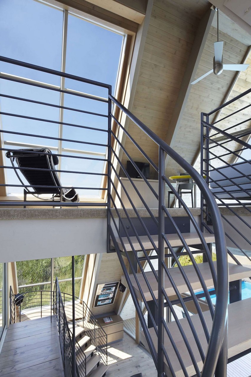 Лестница, соединяющая два этажа пляжного домика A-Frame