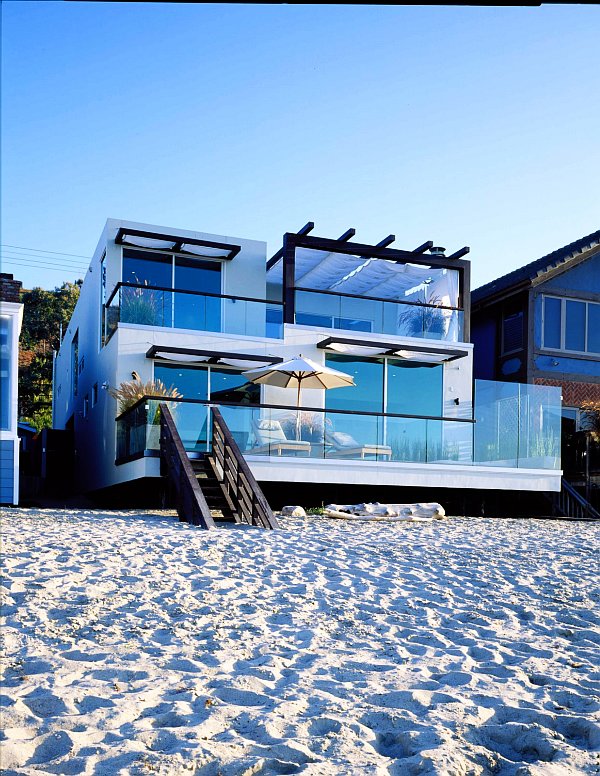Двухэтажный пляжный дом со стеклянными стенами