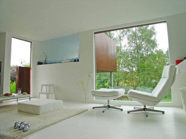 Прекрасный дизайн интерьера гостиной в минималистском стиле в Норвегии
