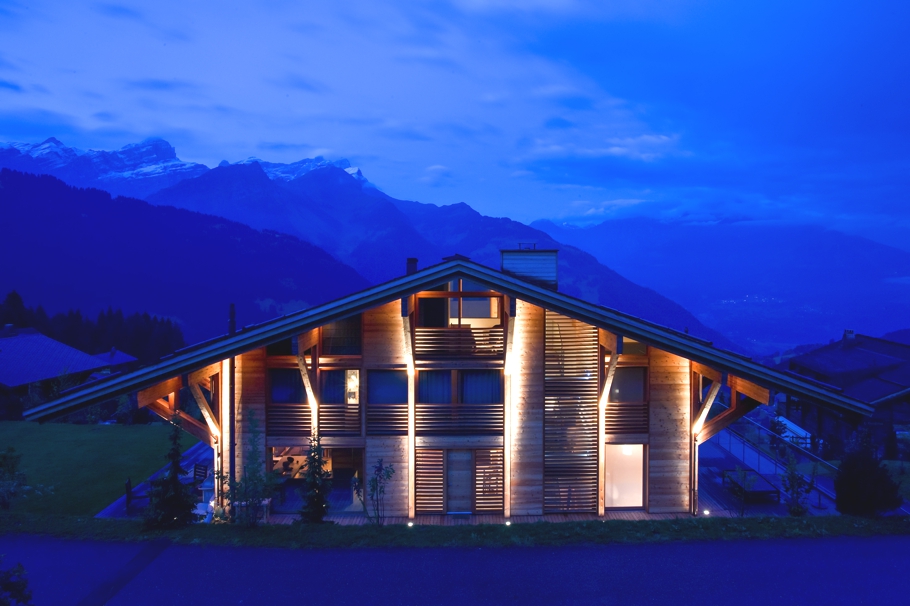 Ночной вид дома Solais в Швейцарии