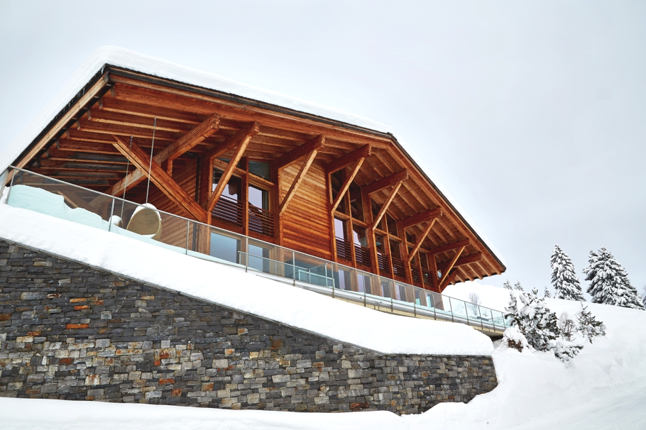 Деревянный фасад дома Solais на склоне горы в Швейцарии