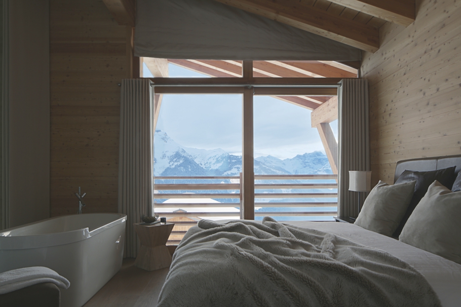 Спальня с ванной дома Solais в Швейцарии