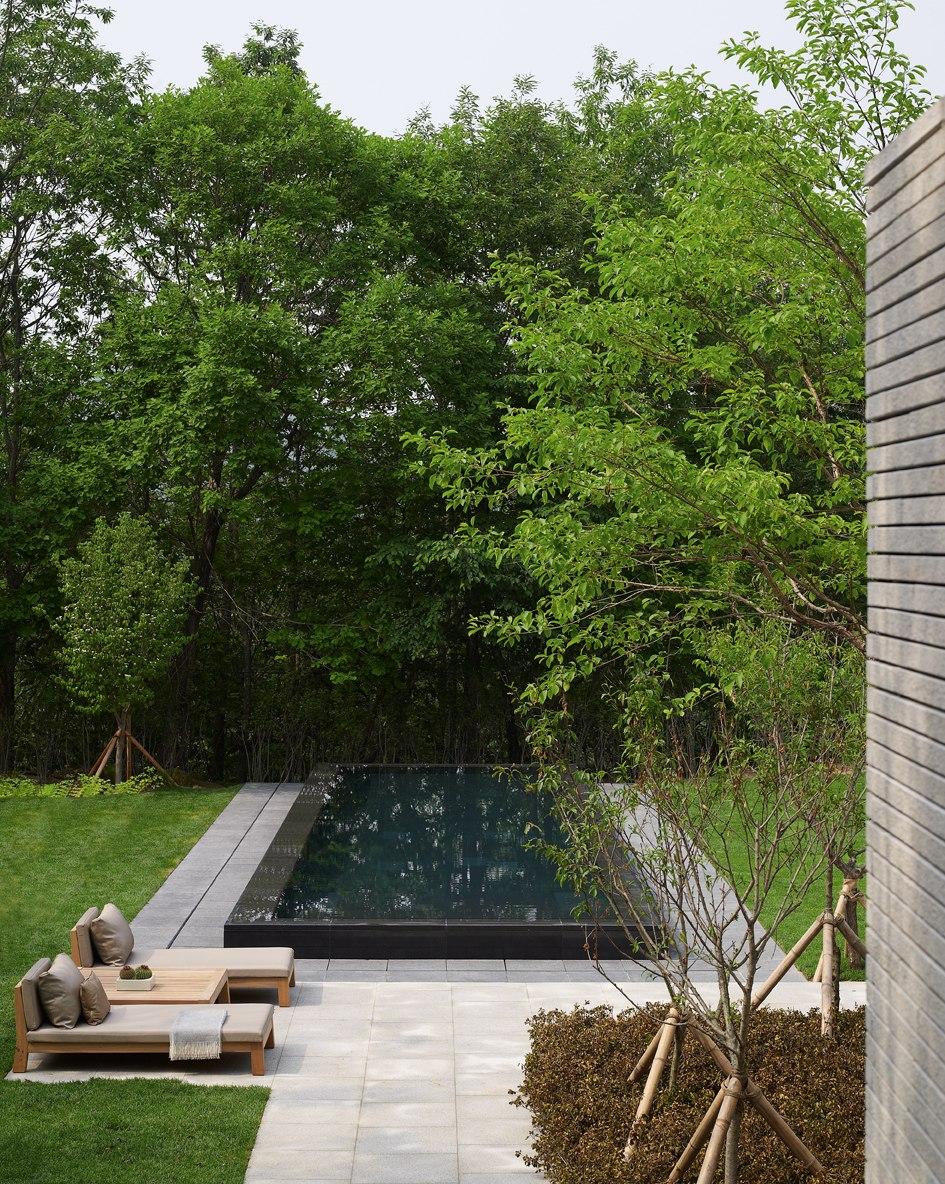 Современный дизайн бассейна в загородном доме - Фото 3