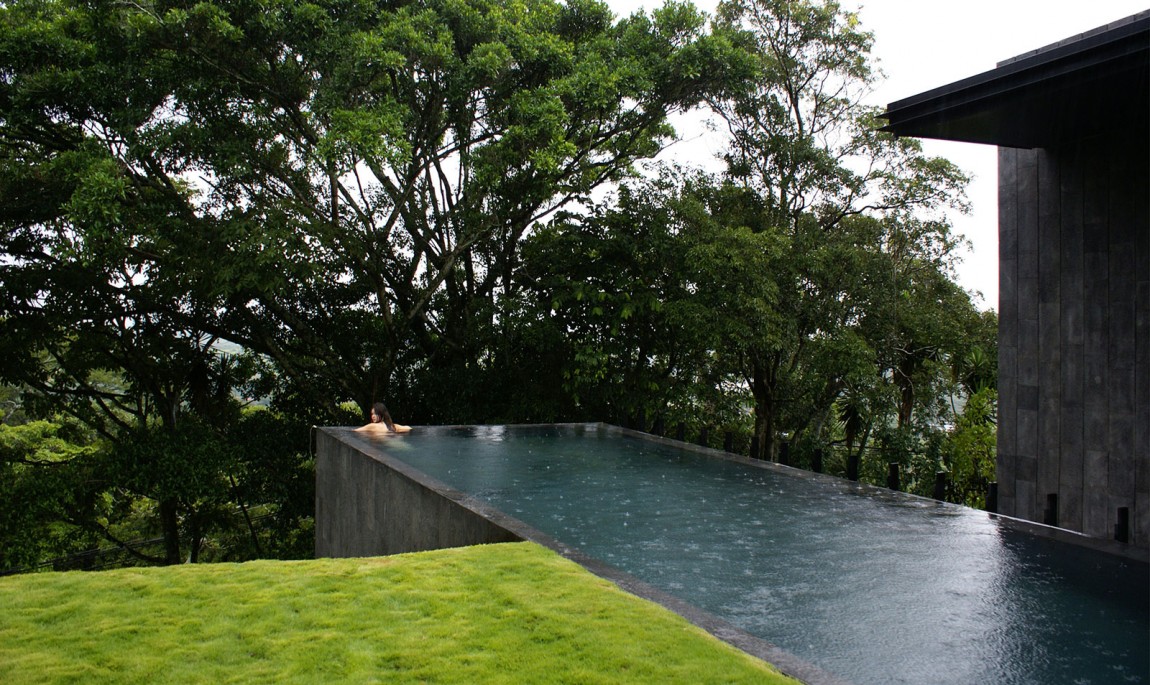 Современный дизайн бассейна в загородном доме - Фото 11
