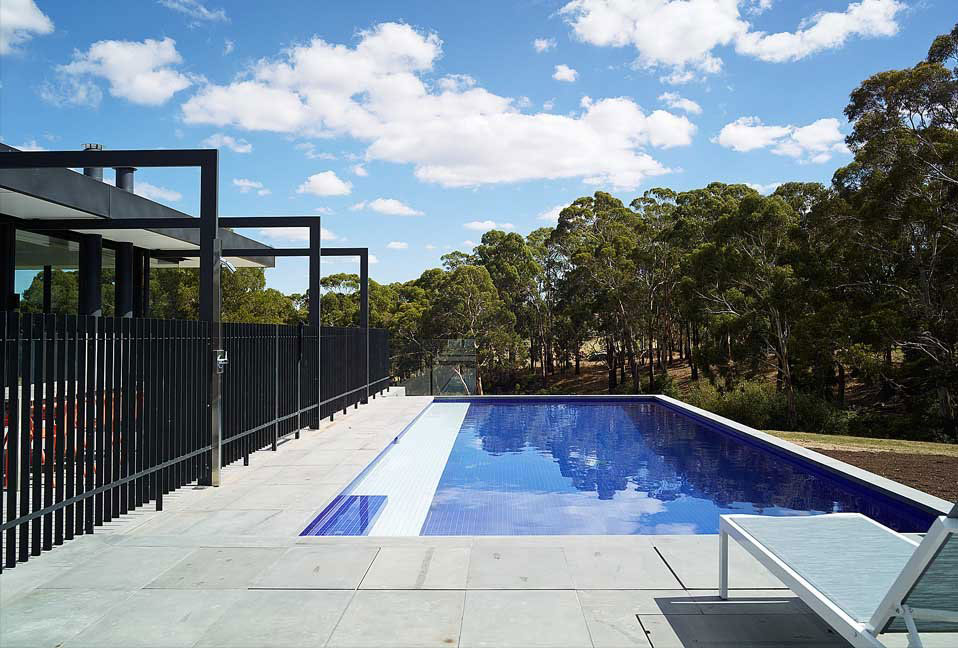 Современный дизайн бассейна в загородном доме - Фото 25