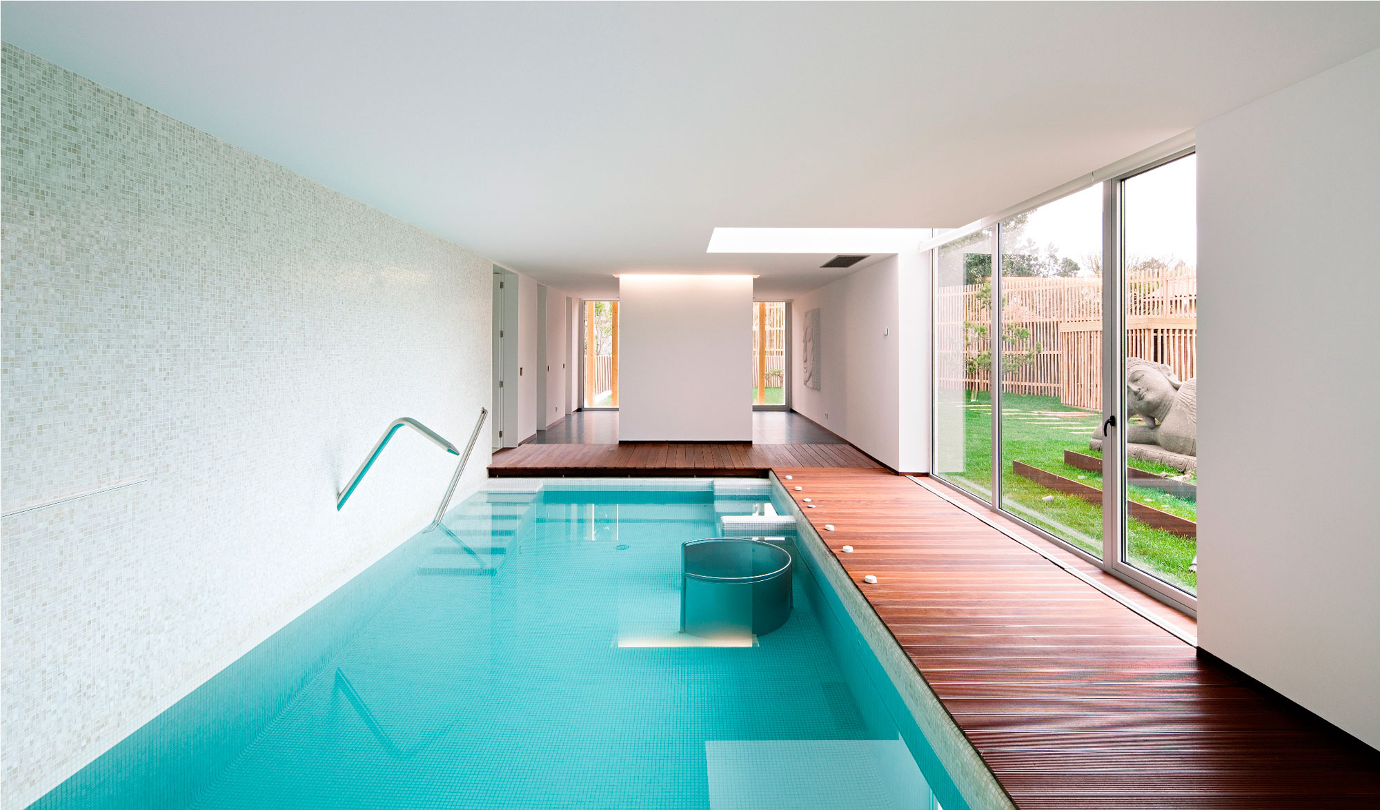 Современный дизайн бассейна в загородном доме - Фото 29