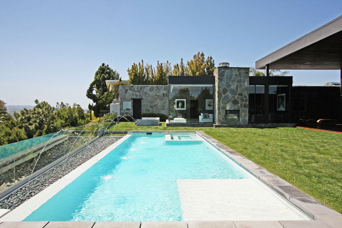 Современный дизайн бассейна в загородном доме - Фото 42