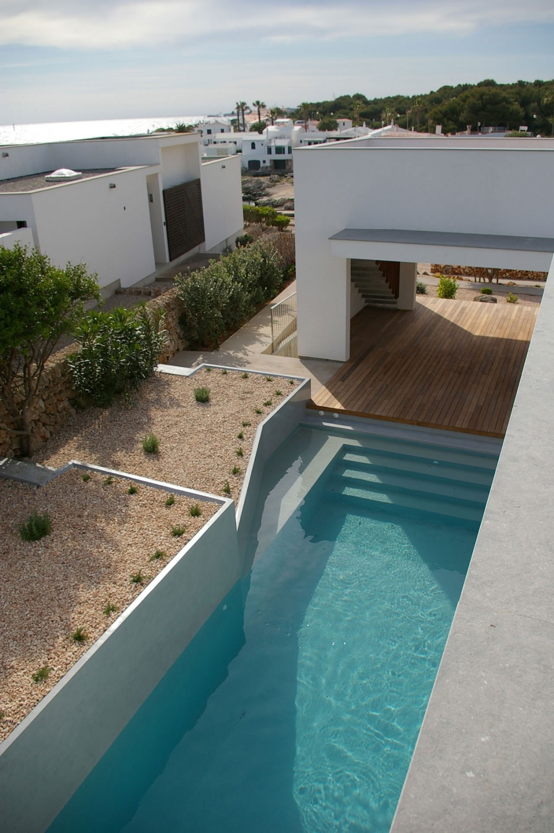 Современный дизайн бассейна в загородном доме - Фото 46
