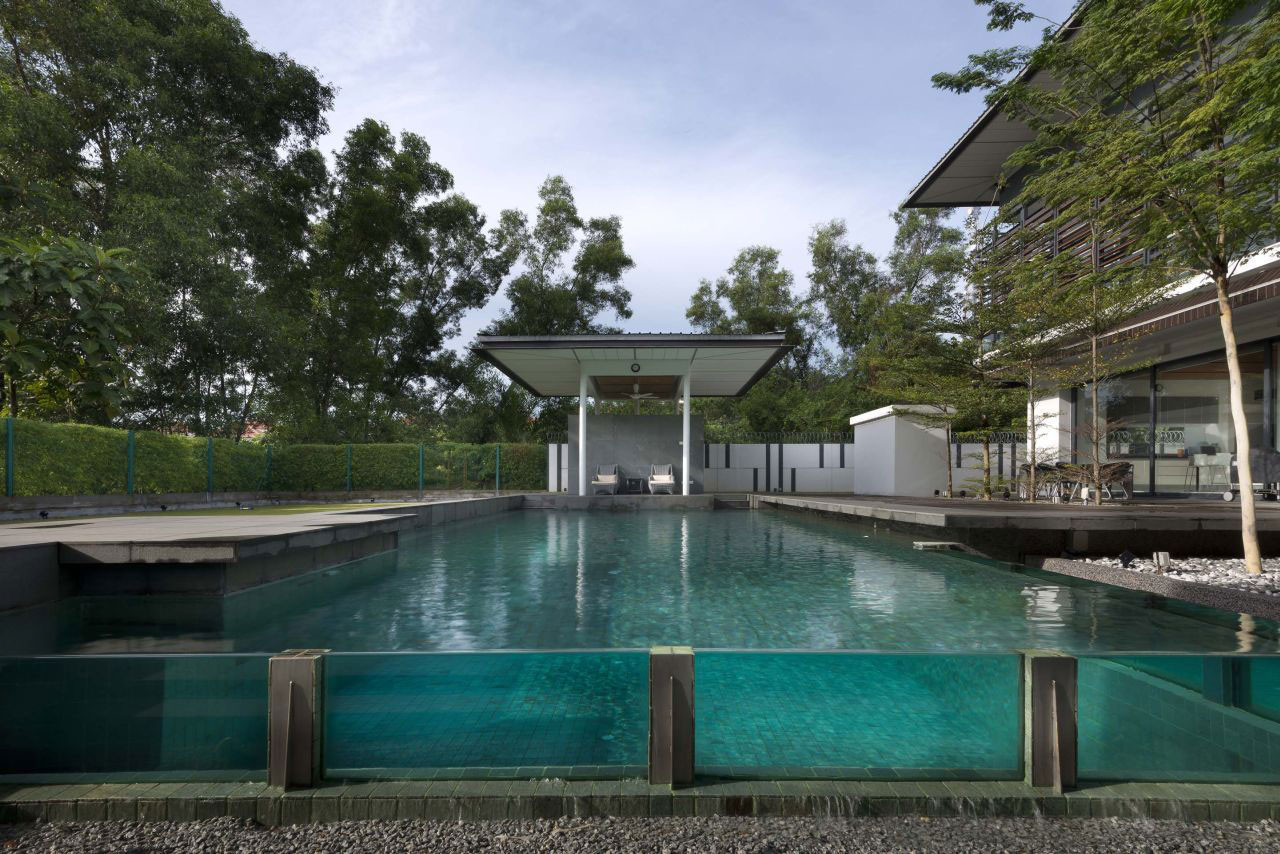 Современный дизайн бассейна в загородном доме - Фото 48
