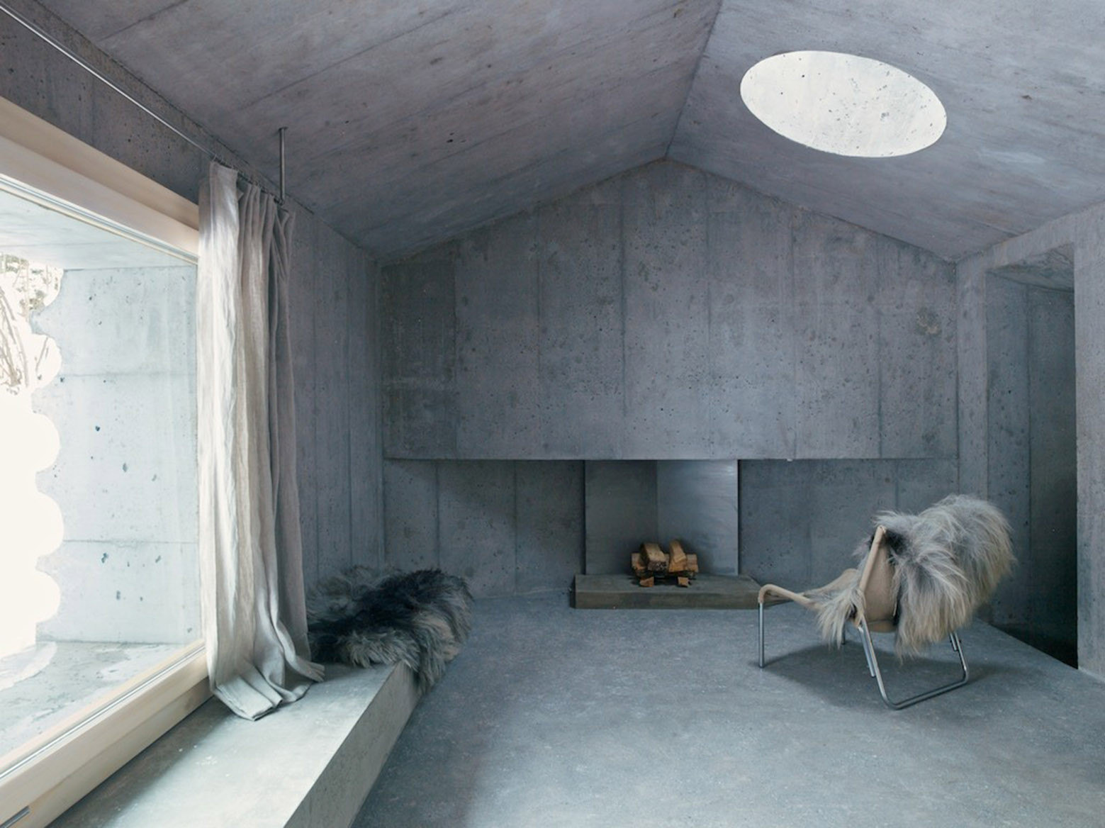 Дом с камином в лесу Швейцарии
