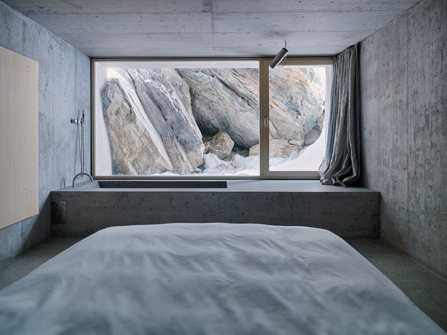 Интерьер спальной в домике с камином