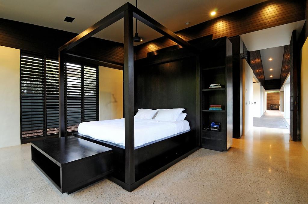 Роскошная деревянная кровать в чёрном цвете