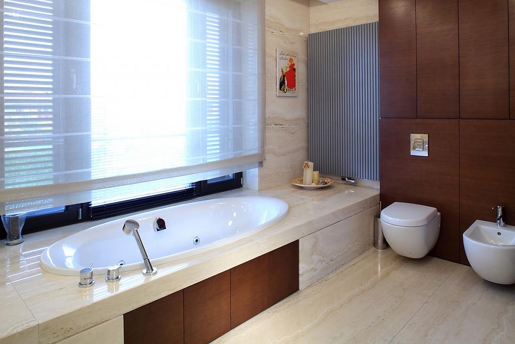 Элитный дизайн интерьера ванной комнаты трёхэтажного дома в современном стиле