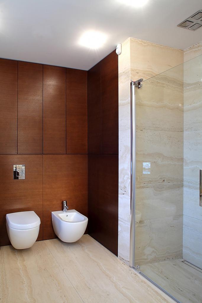 Элитный дизайн интерьера ванной трёхэтажного дома в современном стиле
