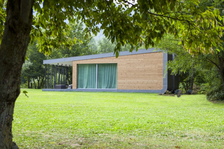 Вид на модульный деревянный дом Green Zero издалека