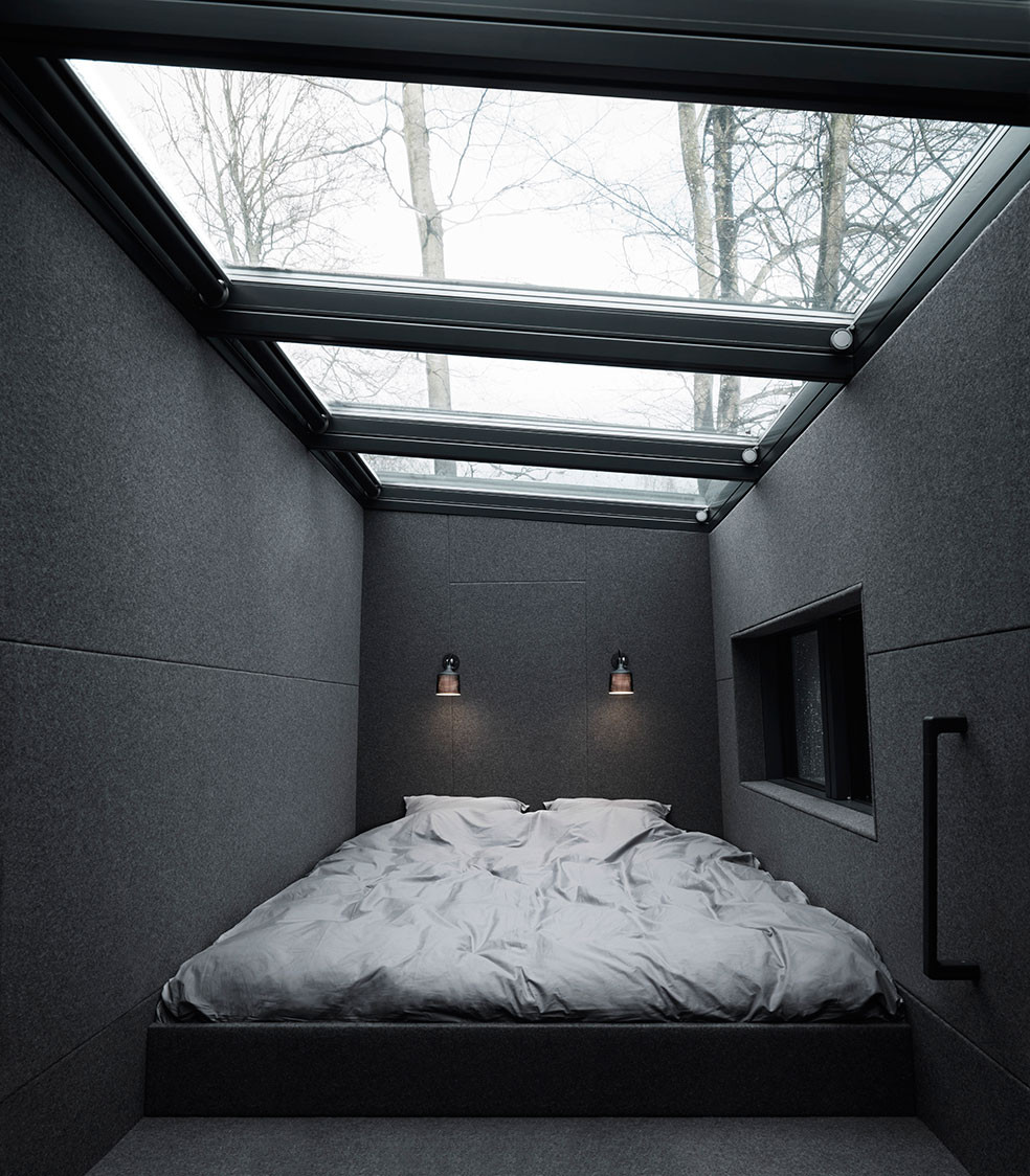 Интерьер дома на природе: спальня со стеклянным потолком