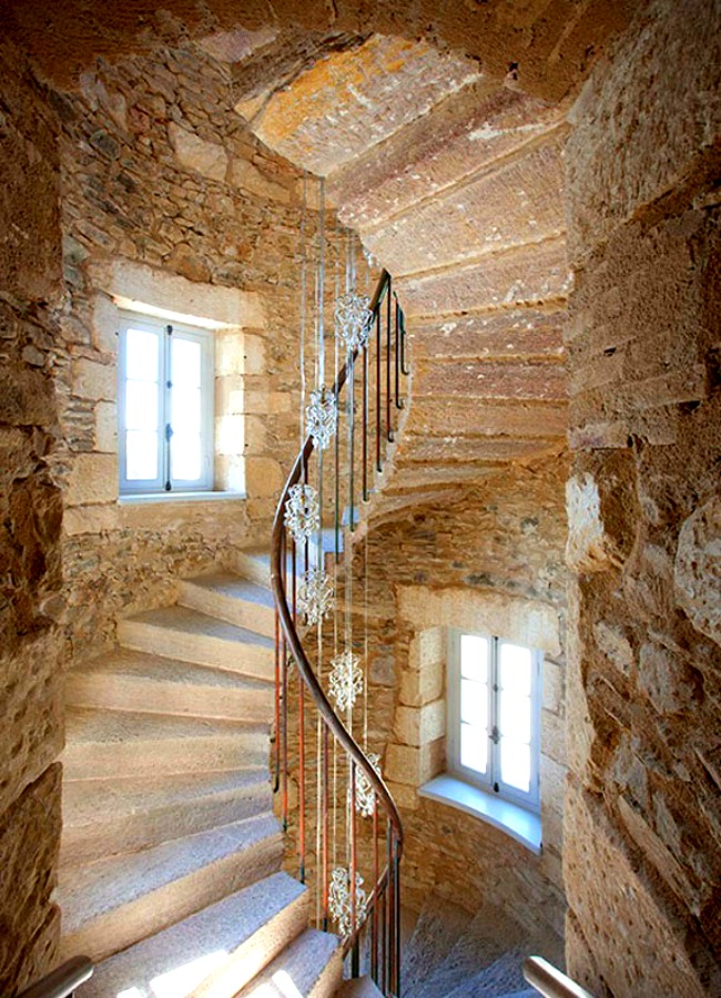 Каменные дома - лестница