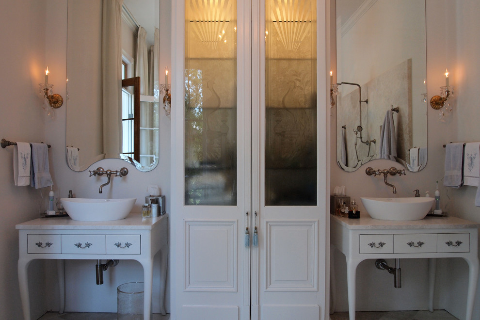 Проект американского дома: большие зеркала в ванной