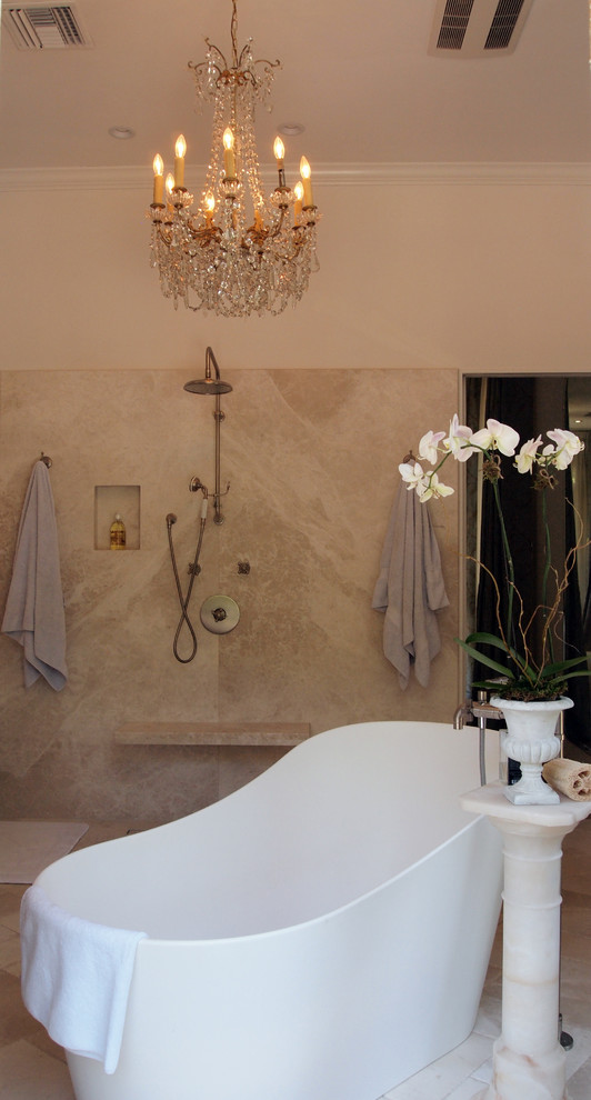 Проект американского дома: роскошная люстра в ванной