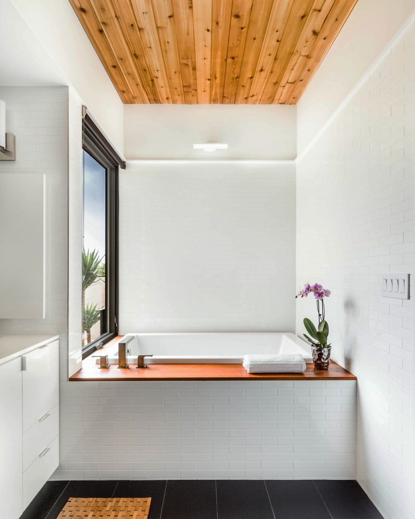 Проект городского дома Barton Hills Residence: белая ванная комната
