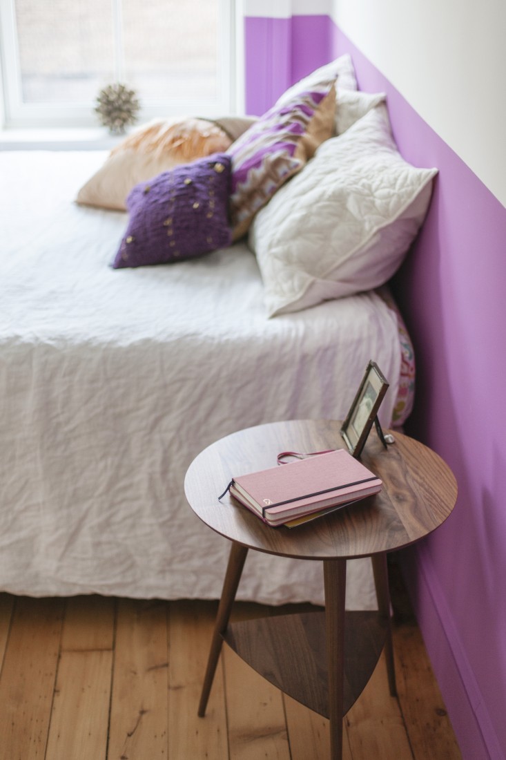 Яркие подушки в интерьере спальни дома для большой семьи