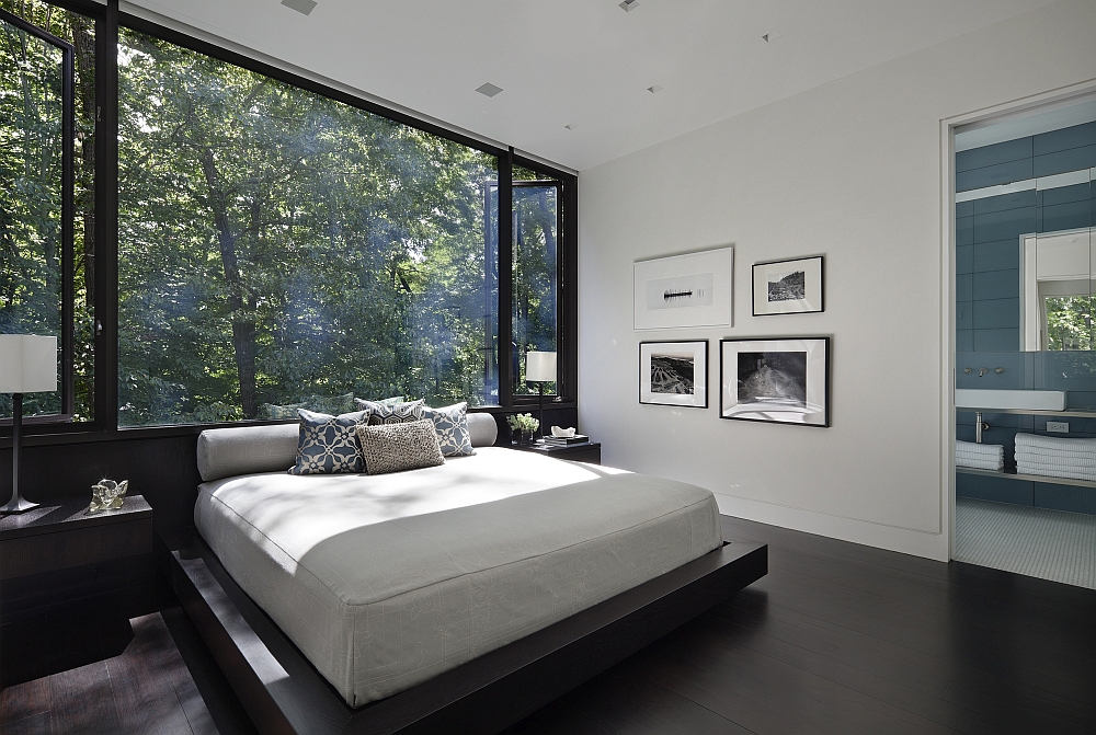 Современный интерьер спальни с панорамным окном