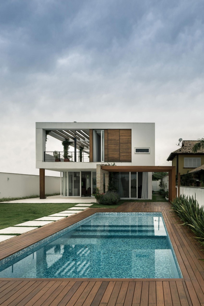 Стильный проект дома с бассейном для семьи в Порту-Алегри
