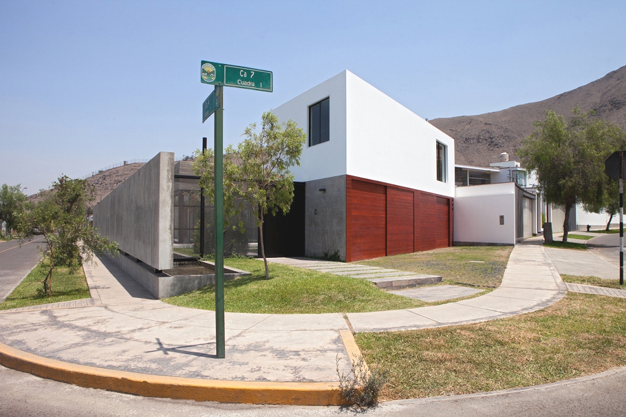 Экстерьер Surrounded House в Перу