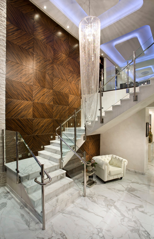 Элегантная бетонная маршевая лестница облицованная белым мрамором