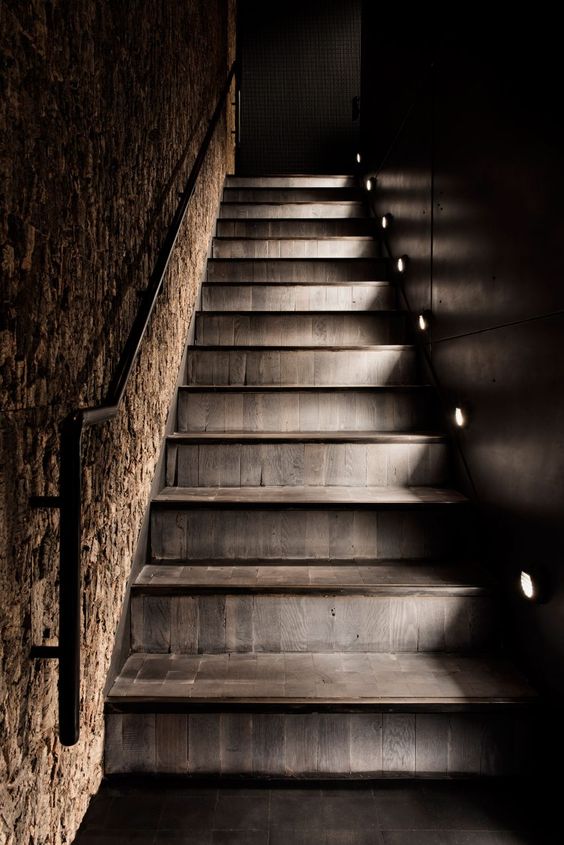 Деревянная лестница в стиле шале с элегантной подсветкой ступеней