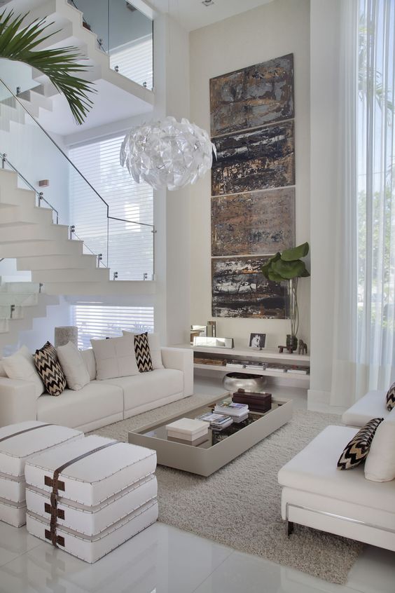 Воздушная белоснежная лестница с стеклянными перилами в гостиной