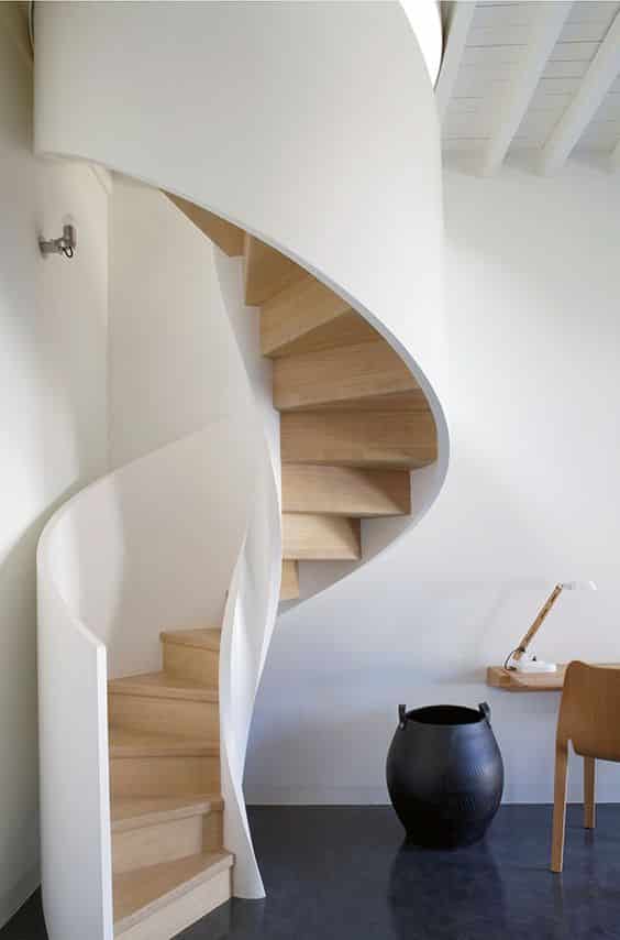Стиль лестницы выдержанной в теплых тонах идеально подойдет для любого помещения
