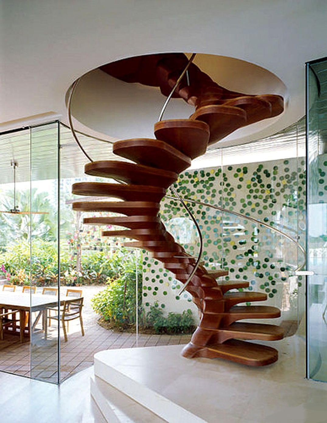 Суперсовременный и изящный вид винтовой лестницы выполненной из дерева