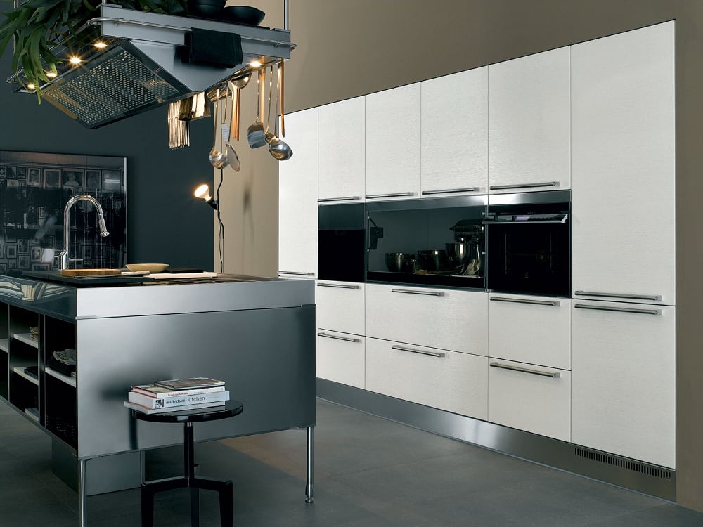 Идеальное сочетание полированного металла с белой глянцевой поверхностью фасада кухни
