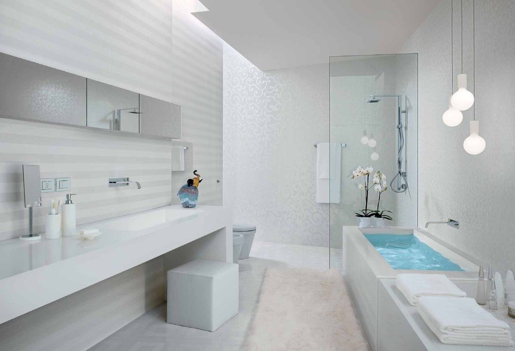 Белый цвет стен поможет визуально увеличить пространство узкой ванной комнаты
