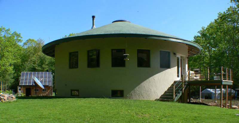 цилиндрический дом с конусной крышей