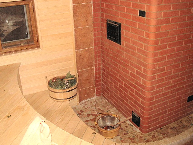 При хорошей внутренней отделке баня в доме дает те же ощущения, что и баня на отшибе