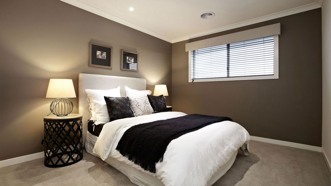 Красивая белоснежная кровать в спальни резиденции Barwon MK2
