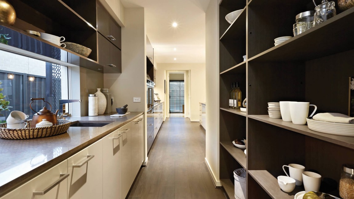 Длинные коридоры от кухонной зоны к комнатам отдыха