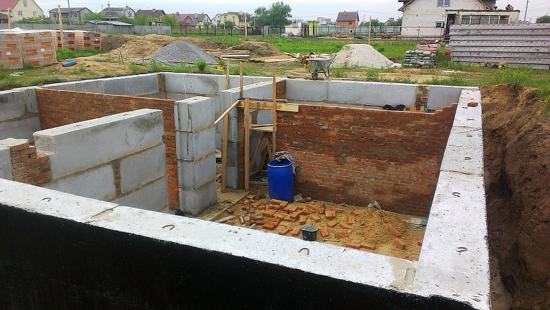 Фото 3 Закончен ленточный фундамент и смонтированы фундаментные блоки стен подвала