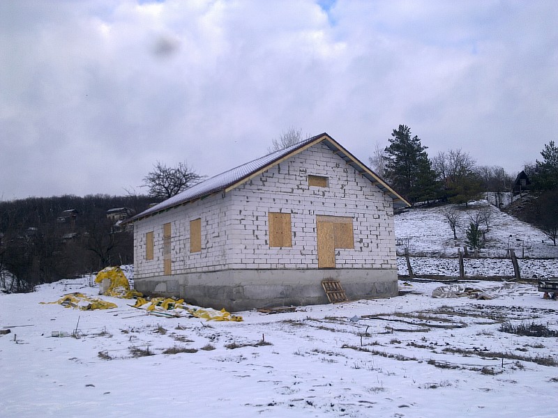 Коробка жилого дома «Бюджетный-1» полностью готова. Дом законсервирован на зиму. Весной намечено продолжение стройки