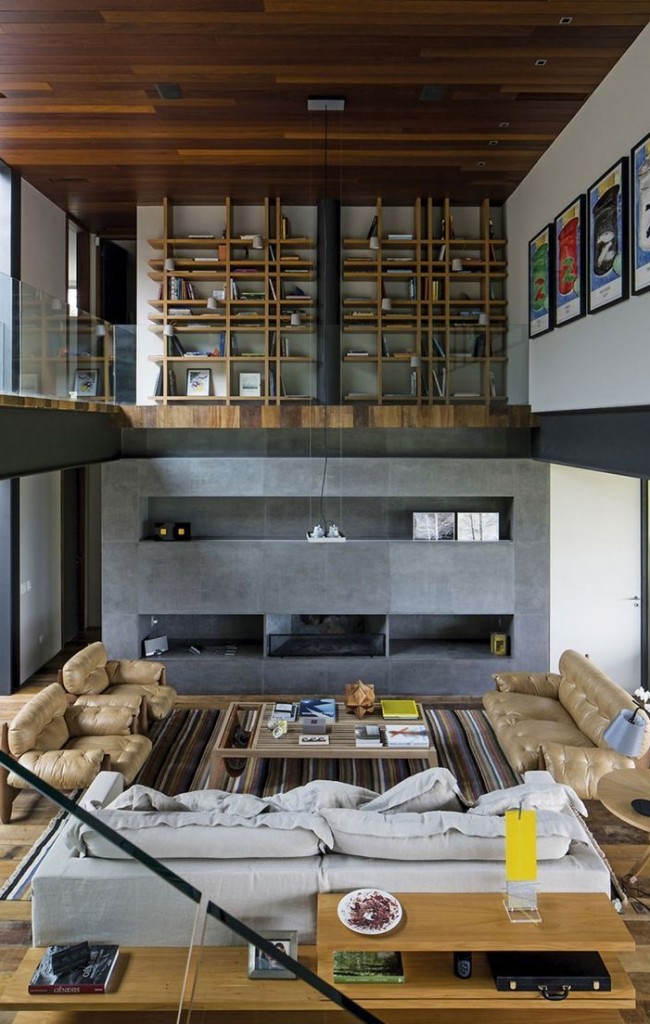 Деревянный потолок и бетонная стена в гостиной в стиле хай-тек