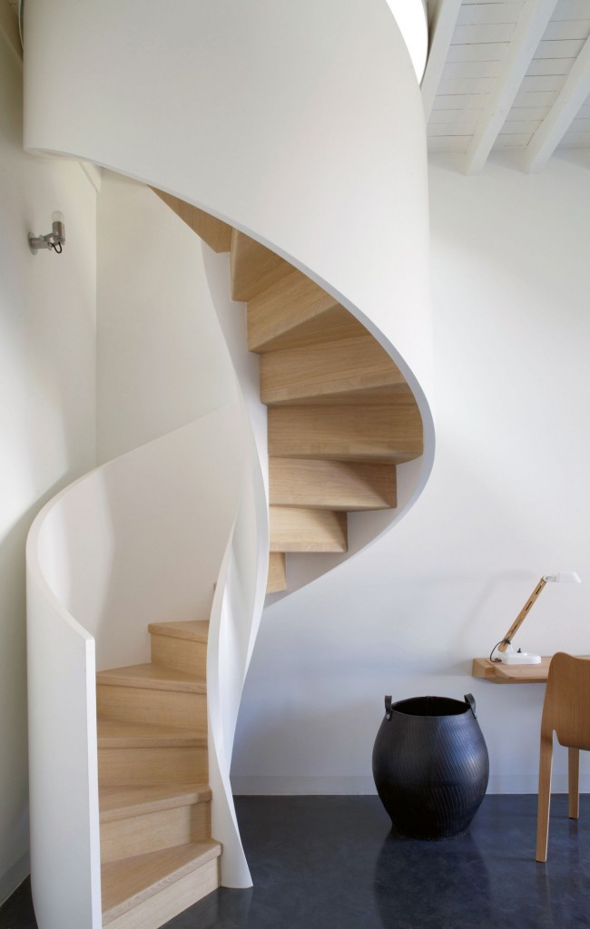 Светлая винтовая лестница в стиле модерн 