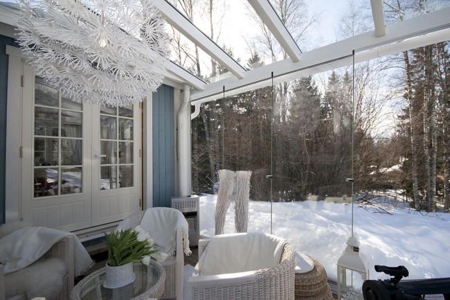 Теплая остекленная терраса даже в зимнее время позволит приятно проводить время